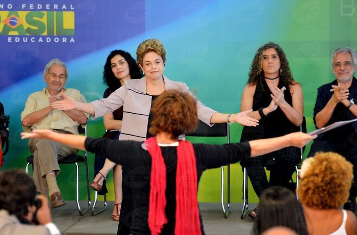 Dilma em encontro com artistas e intelectuais (Crédito: Agência Brasil )
