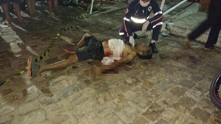 Homem é morto a facadas pelo cunhado em praça pública no PI