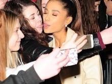 Ariana Grande tira foto inusitada com fã em Londres