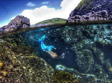 Carol Castro faz ensaio com cauda de sereia em Fernando de Noronha