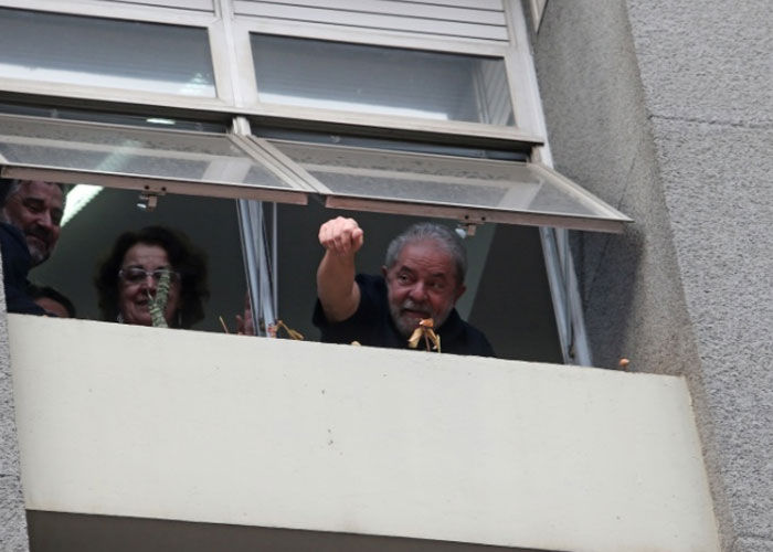 Lula acena para os militantes do PT (Crédito: Estadão )