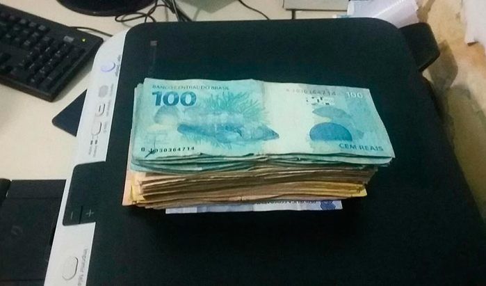 Dinheiro encontrado com um dos acusados