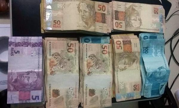Dinheiro encontrado com um dos acusados