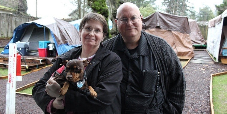 Casal abre o coração e as portas para acolher moradores de rua
