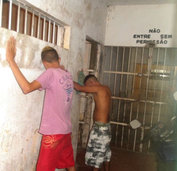 Homem preso e adolescente apreendido (Crédito: Portal do Catita )