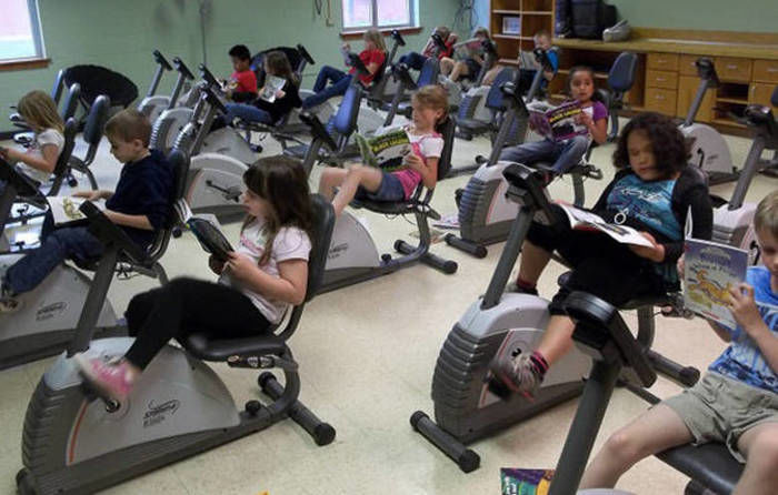 Alunos em concentração durante leitura