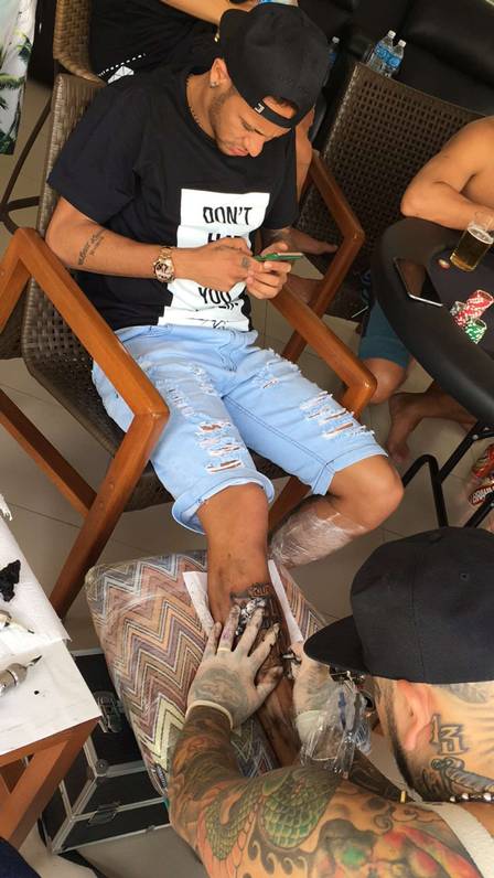 Neymar faz nova tatuagem (Crédito: Divulgação)