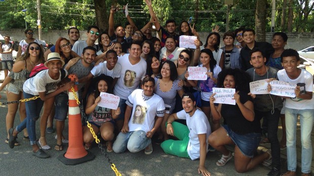Fãs de Ana Paula batem ponto na porta do Projac (Crédito: Multishow)