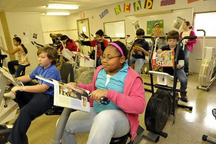 Alunos em concentração durante leitura