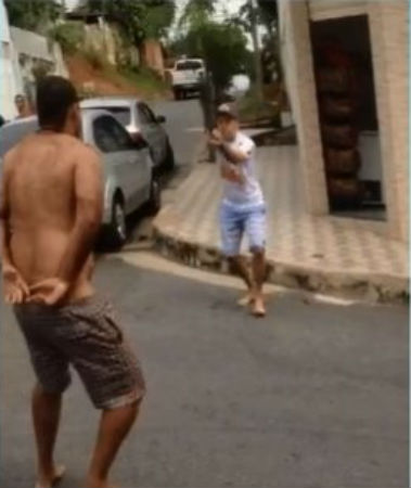 Policial atira em homem com mãos para trás