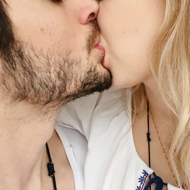 Fiuk posta foto beijando loira e fã ficam curiosos para saber quem é