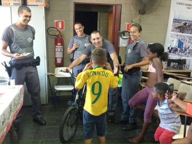 PMs fazem festa surpresa para garoto que nunca celebrou aniversário (Crédito: Reprodução)