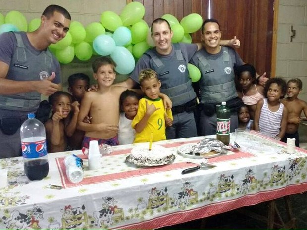 PMs fazem festa surpresa para garoto que nunca celebrou aniversário (Crédito: Reprodução)
