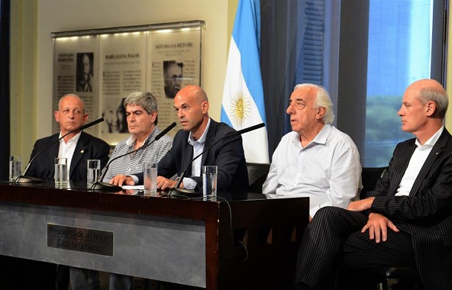 Ministro Guillermo Dietrich (no centro) anuncia reajuste das tarifas dos coletivos (Crédito: Divulgação)