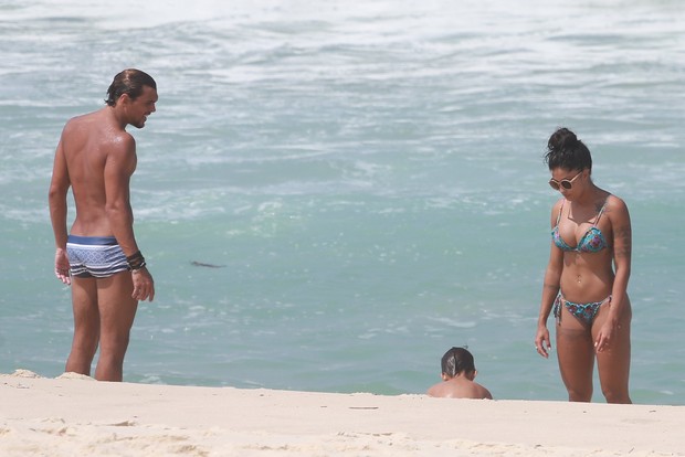 Aline Ricardo curte praia em família (Crédito: Ego)