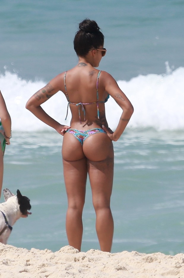 Aline Ricardo curte praia em família (Crédito: Ego)