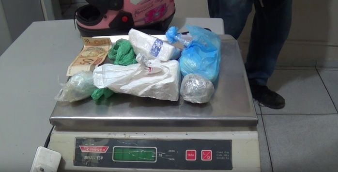 Drogas e balança foi encontrado com casal (Crédito: Reprodução/TV Meio Norte)