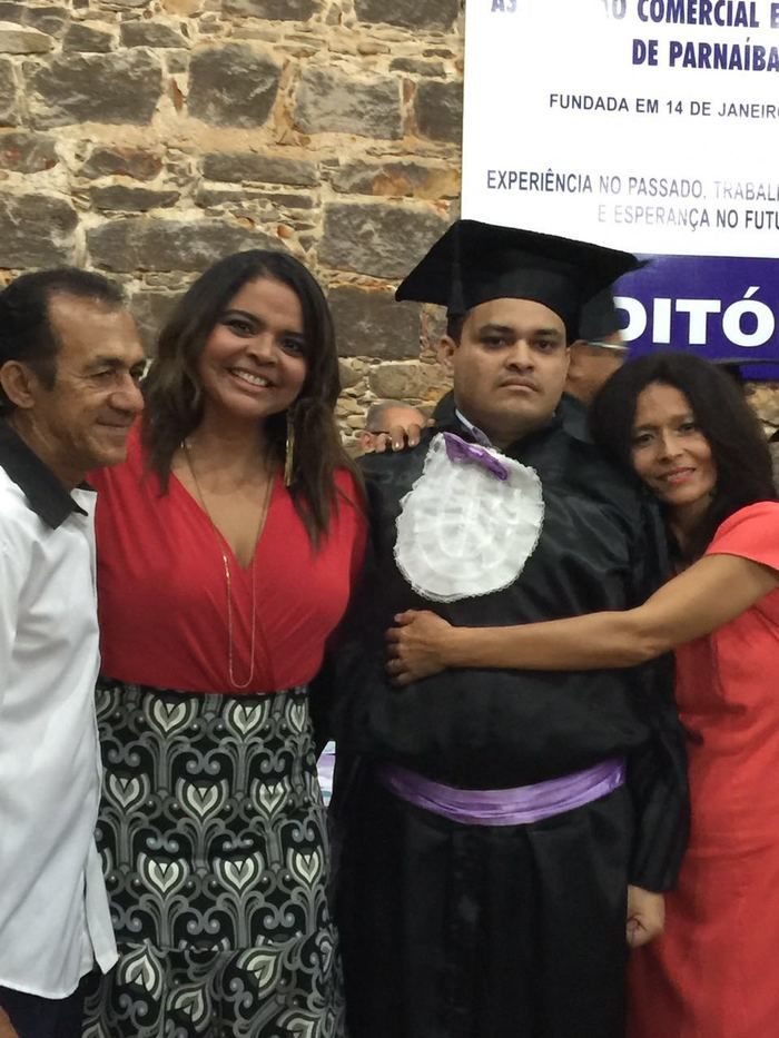 Maia Veloso com a família do estudante (Crédito: Reprodução)