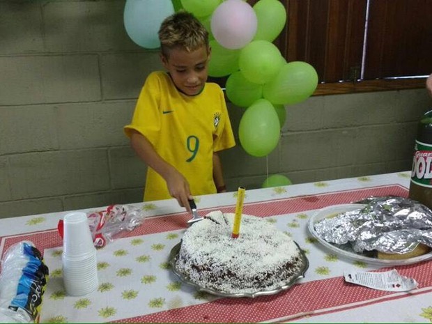 PMs fazem festa surpresa para garoto que nunca celebrou aniversário (Crédito: Reprodução)