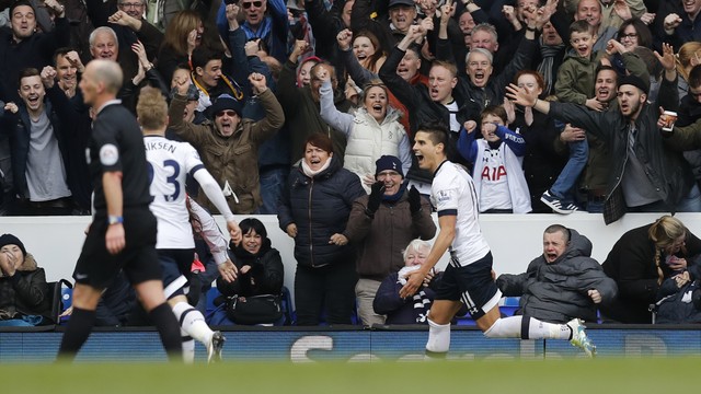Jogadores do Tottenham comemorando um dos gols da vitória. (Crédito: Premier League)