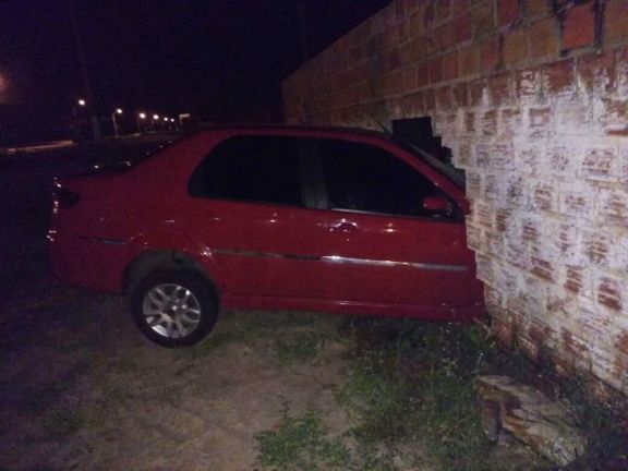 Motorista perde controle e invade parece (Crédito: Divulgação)