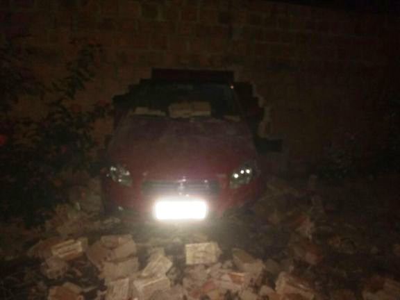 Motorista perde controle e invade parece (Crédito: Divulgação)