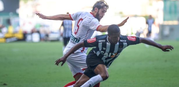 Jogadores do Atlético-MG e do Tricordiano disputam bola no Campeonato Mineiro (Crédito: Estadão)