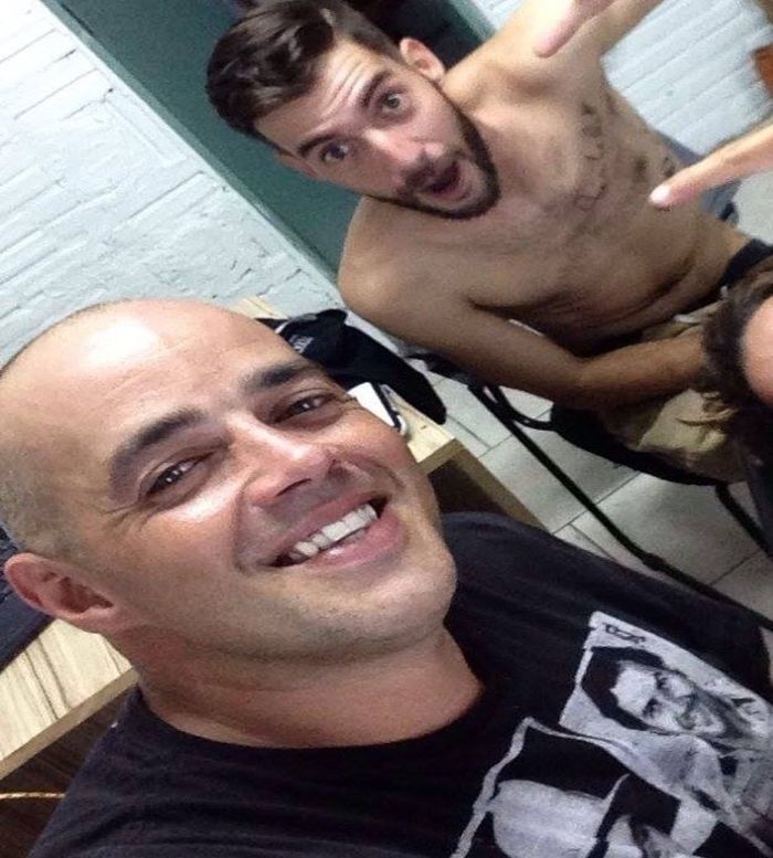 Tatuagem do bilhete de dona Nivinha nas costas de Leonardo. (Crédito: Tiago Lopes)