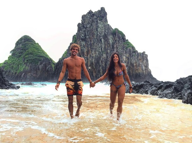 Aline Riscado ao lado do namorado, o ator Felipe Roque