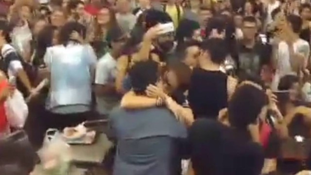 Beijaço LGBT em shopping (Crédito: Divulgação)