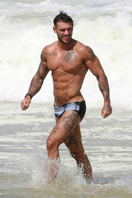 Lucas Lucco é flagrado aos beijos com modelo em praia (Crédito: Cristiana Silva)