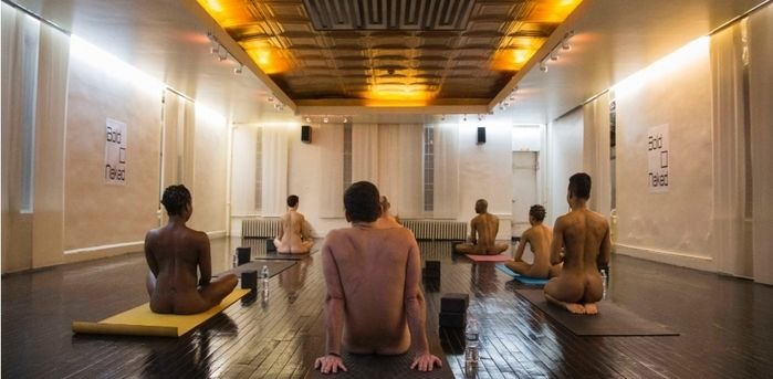 Yoga sem roupa (Crédito: Reuters/Shannon Stapleton)
