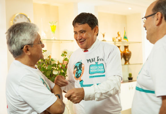 Dias ao lado do padre Tony Batista, coordenador-geral da Caminhada da Fraternidade