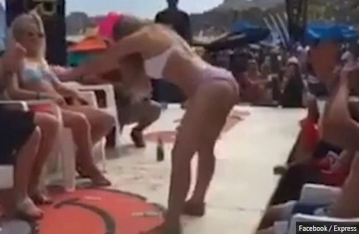 Professora é demitida após fazer dança sensual em praia