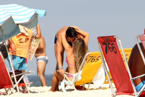 Nicole curte praia com namorado (Crédito: Ag News)