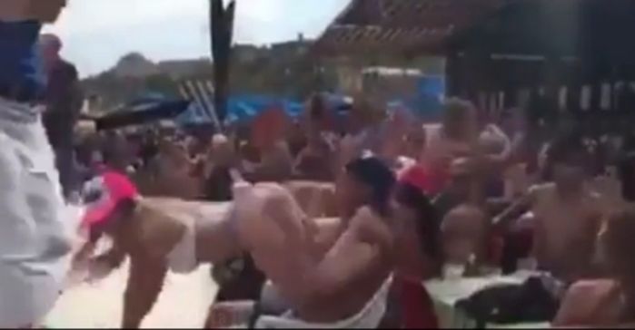 Professora é demitida após fazer dança sensual em praia