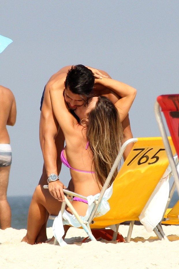 Nicole curte praia com namorado (Crédito: Ag News)