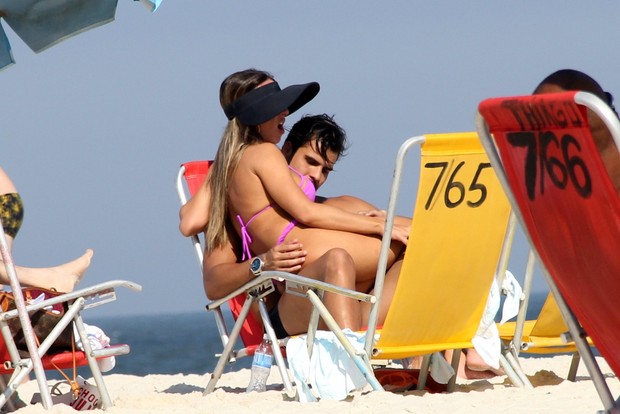Nicole curte praia com namorado (Crédito: Ag News)
