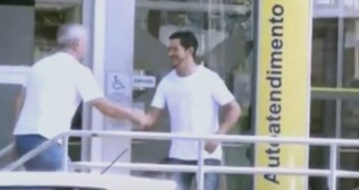 Homem esperou dono do dinheiro em frente ao banco para devolvê-lo