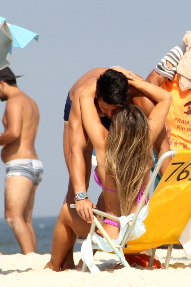Nicole curte praia com namorado (Crédito: Ag News)