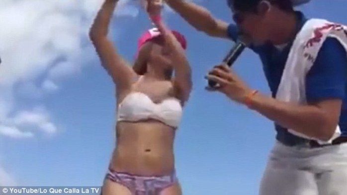 Professora é demitida após fazer dança sensual em praia