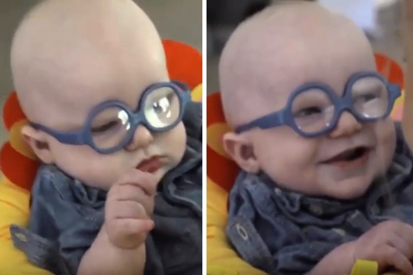 Bebê sorri ao ver a mãe (Crédito: Reprodução )