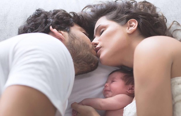 Deborah Secco com marido e filha (Crédito: Instagram / Reprodução)