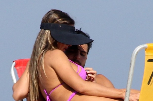 Nicole curte praia com namorado (Crédito: Ag News)