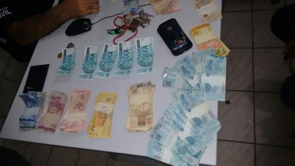 Notas falsas apreendidas com Moisés Bernardo da Costa e Jonas Felipe