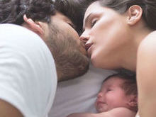 Deborah Secco aparece na cama com marido Hugo Moura e filha