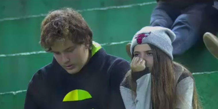 Casal tem "DR" durante jogo e ganha presente de time