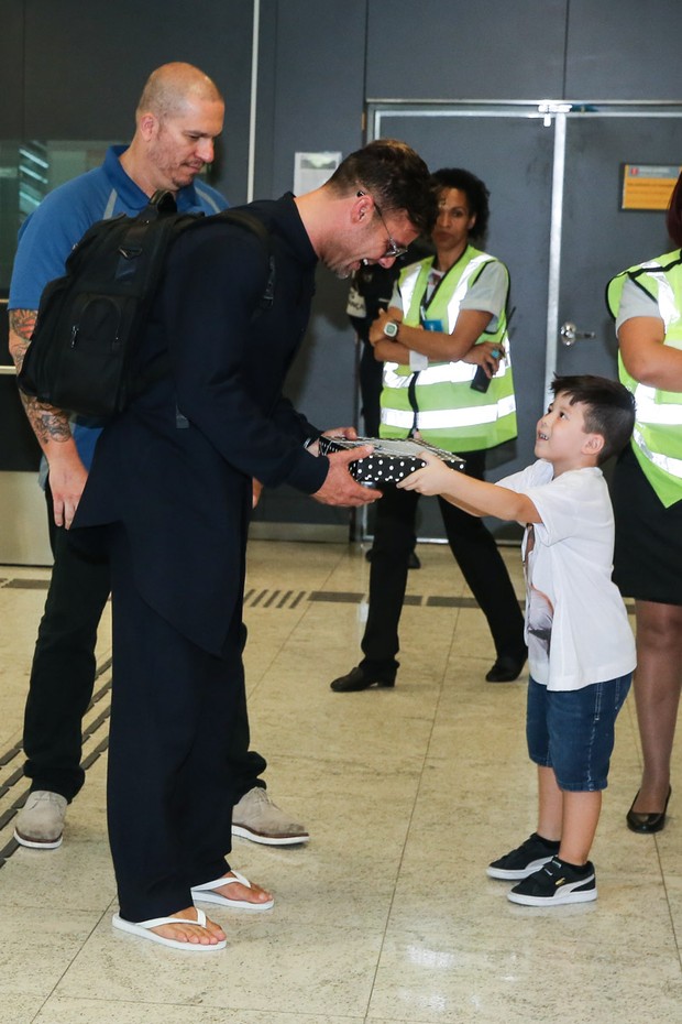 Ricky Martin foi assediado por fãs (Crédito: Ego)