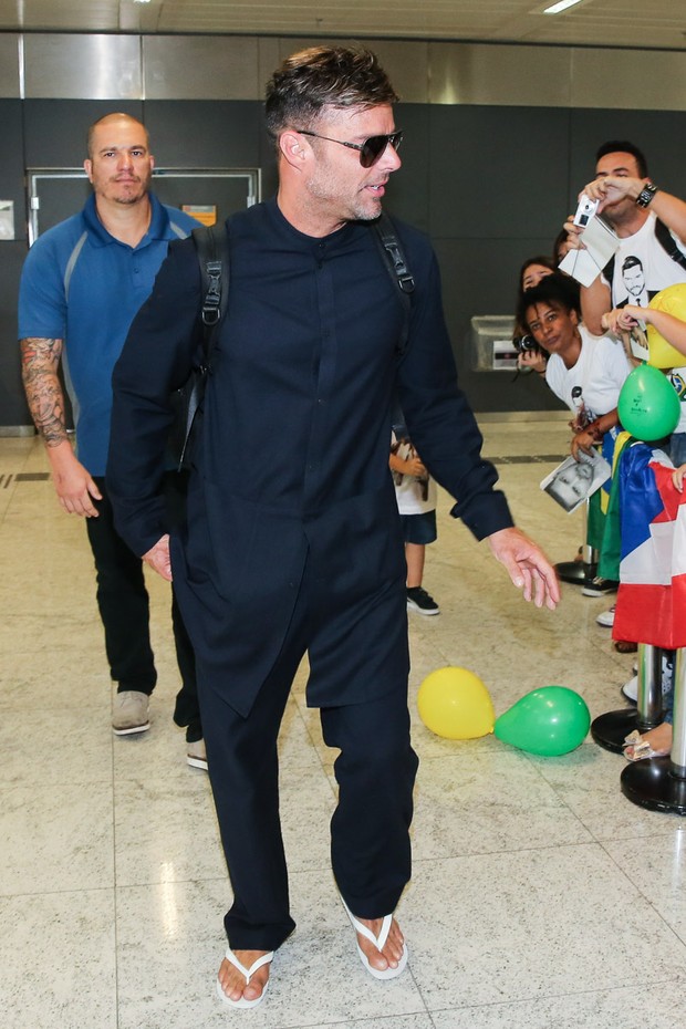 Ricky Martin foi assediado por fãs (Crédito: Ego)