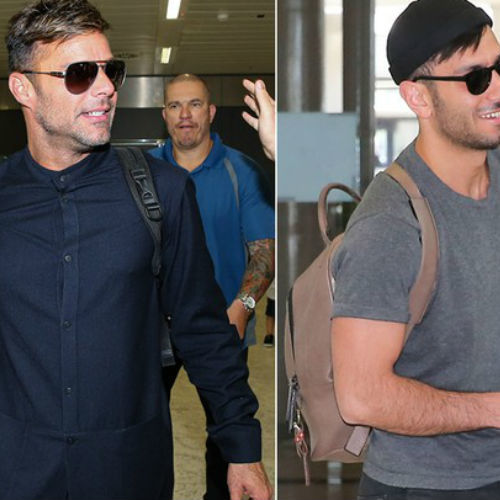 Com chinelo, Ricky Martin desembarca em SP com namorado bonitão